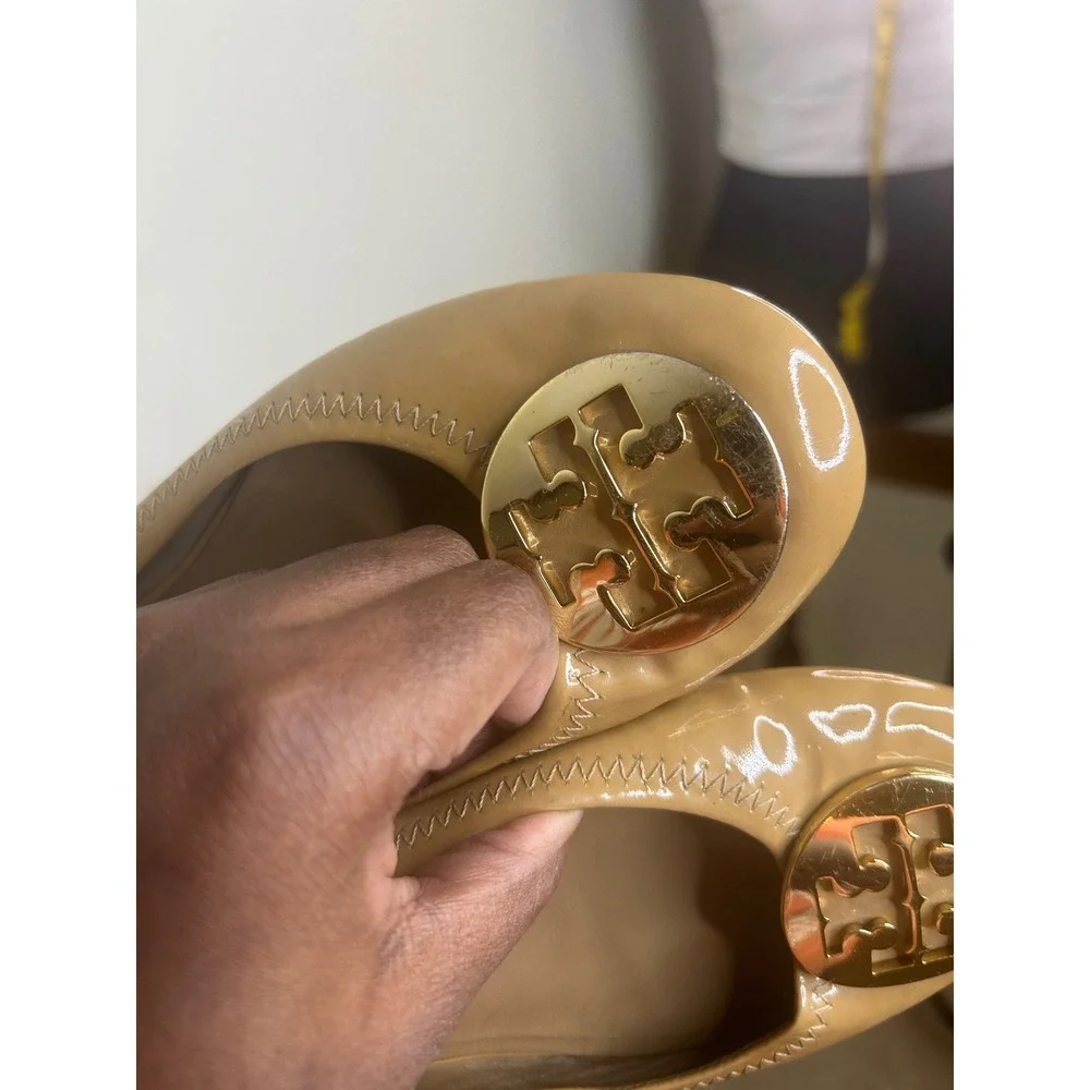 Tory Burch Reva Ballet Flats Womens Tan Patent Leather Good Gold Logo Medallion‎